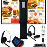 Dos pantallas de menú de restaurante en un soporte central con hardware POS asociado: auriculares, terminal táctil, lector de tarjetas y cables.
